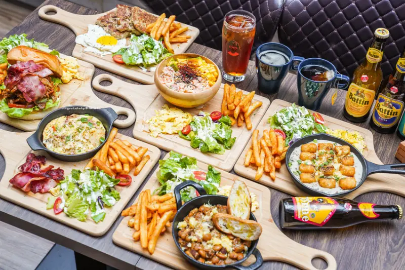 台北東區早午餐推薦『ABV美式餐酒館-世界精釀啤酒』濃濃美國西部牛仔風啤酒餐廳、忠孝敦化站聚餐、大份量早午餐、玻璃屋早午餐、頂好商圈「新開幕美式餐廳」、ABV美式餐酒館菜單、下巴脫臼漢堡、球賽餐廳