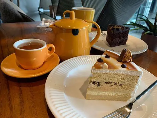 【新北 新莊】Dor cafe 兜咖啡//新莊最美下午茶 不限時免服務費都會森林系餐廳咖啡館 $139元超值下午茶甜點組合 金色三麥旗下品牌 網美必打卡點