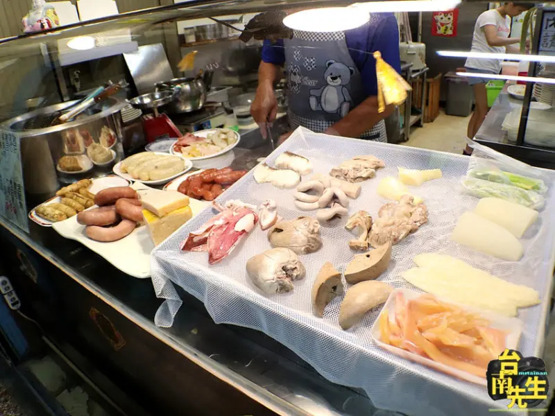 台南香腸熟肉／80多年老店傍晚才營業／當天採買新鮮食材備料／用餐時段必客滿／在地人帶路沒有觀光客／老台南人回憶中的傳統古早味