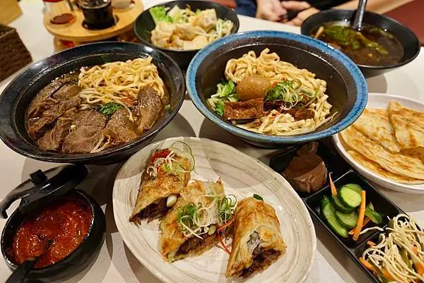 快哉亭北方麵食館 - 宏匯廣場美食新選擇，必吃牛肉捲餅，超大碗紅燒牛肉麵，新北新莊美食推薦