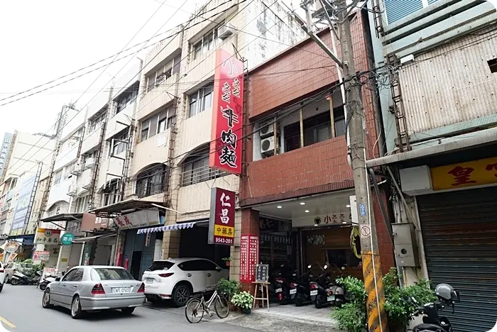 宜蘭美食⎪小ㄆㄧㄠ ㄆㄧㄠ 牛肉麵。蔬果清燉湯頭是美味關鍵！牛肉麵肉大塊，麵條Q彈，蒜頭乾麵很可以，還有找黃金店狗 阿肥玩。 @捲捲頭 Wonderful 品味。生活