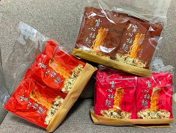 [寬心園寬心拌麵] 蔬食界人氣品牌乾拌麵, 3種口味川香椒麻, 金黃葱油, 和清香烏醋口味可以選~喜歡清香烏醋口味的酸味蠻適中, 不會過酸或嗆喔~