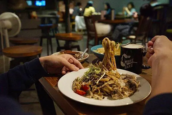 WAKE n BAKE - 美食、貓咪與酒吧的組合，約會吸貓不容錯過，台北信義美食推薦