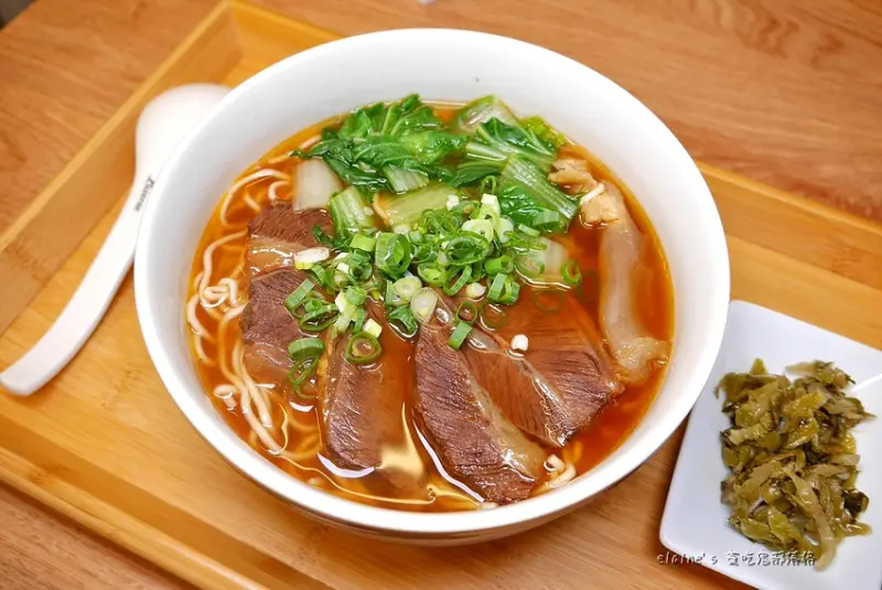 吃。新北永和《饗味牛肉麵 永和2號店》從湯頭到牛肉都不一樣的牛肉麵，還從宜蘭紅到永和來開分店喔。永和牛肉麵推薦