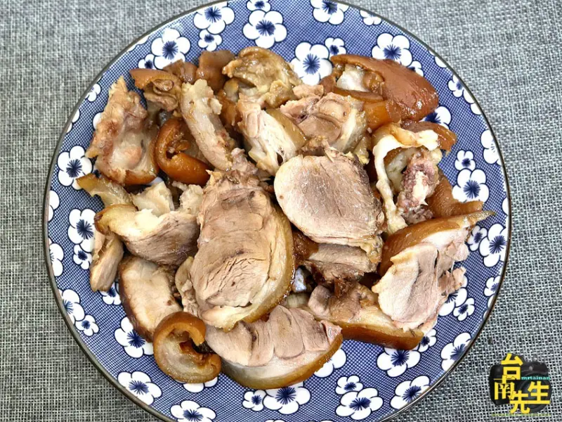 台南豬腳／隱身黃昏市場只賣3小時／嚴選台灣溫體豬／當天新鮮現做現賣／獨家中藥滷汁／不添加人工香料與防腐劑／限量供應晚來吃不到