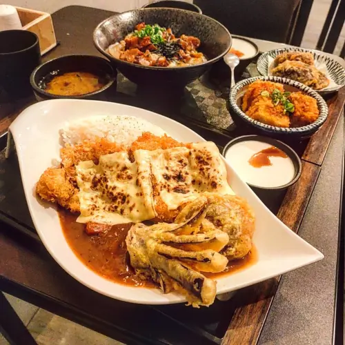 Taipei, Taiwan 真男人丼飯/ 位於#台北小巨蛋 的高cp值丼飯，咖喱飯🍛分量真的不容小覷，吃完真的快飽到天靈蓋😝