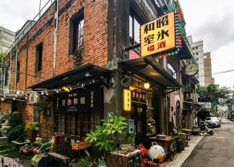 如同搭乘時光機掉入昭和年代的氛圍，品嚐一碗大人味的冰品