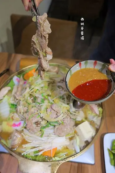 金鍋聚 鍋物/烤物料理｜基隆必吃火鍋！！食材新鮮搭配一鍋三吃：石頭火鍋、泡菜鍋，最後來雜炊！還有不可錯過超美味的韓式銅盤烤肉！