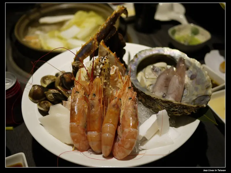 [品火鍋] 帝王蟹吃到飽, 不怕你吃不夠, 就怕你剝不動! 真的剝到累了...