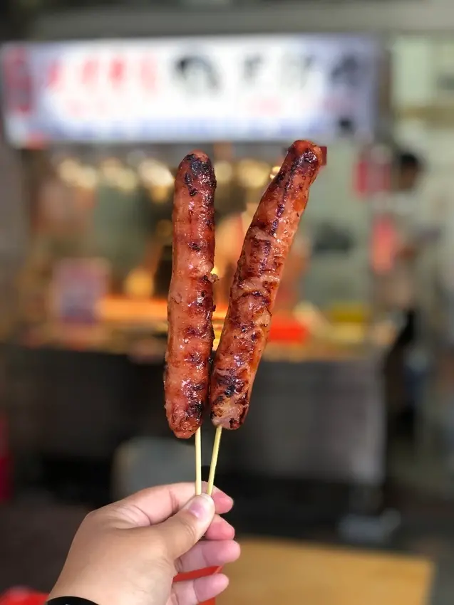 【台北萬華】李家現烤黑豬肉香腸：來萬華必吃這一味，在地台北日常小吃 /龍山寺美食