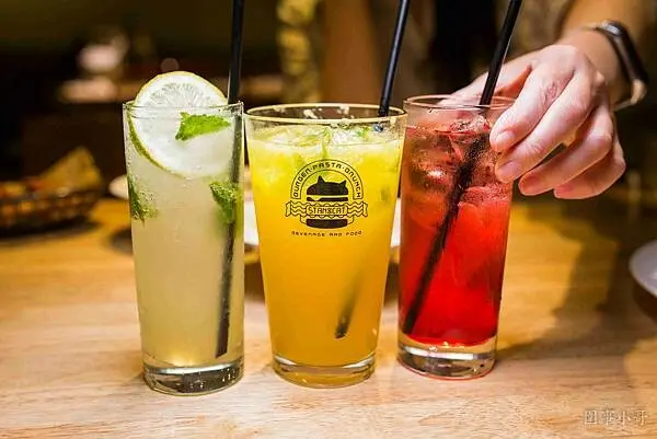 台北西門町美食調酒-Stan & Cat 史丹貓美式餐廳 西門店，現在竟然推出了好喝的調酒啊！再加上好吃的美式餐點，難怪常常座無虛席呢。請務必注意開車不喝酒，喝酒不開車！禁止酒駕，飲酒過量有害