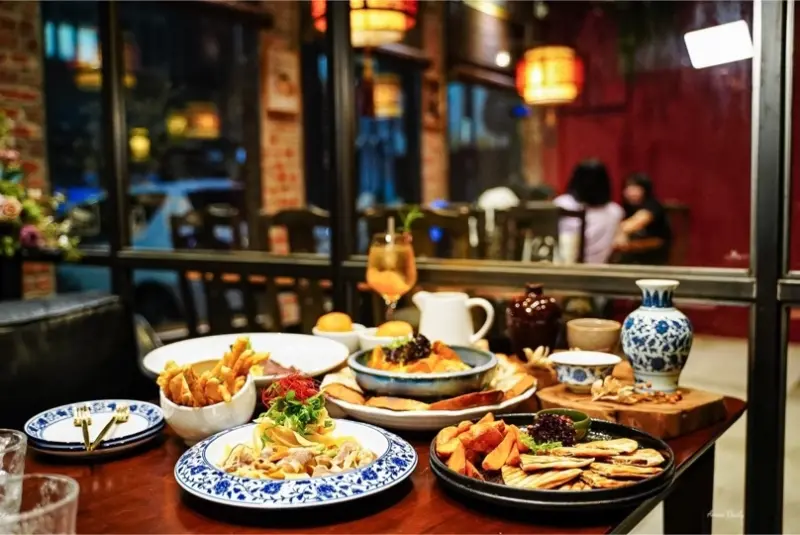 | 高雄美食 |巷弄內古色古香的中國風餐酒館/享受中西式合併的獨特美食/舊鎮Bistro餐酒館