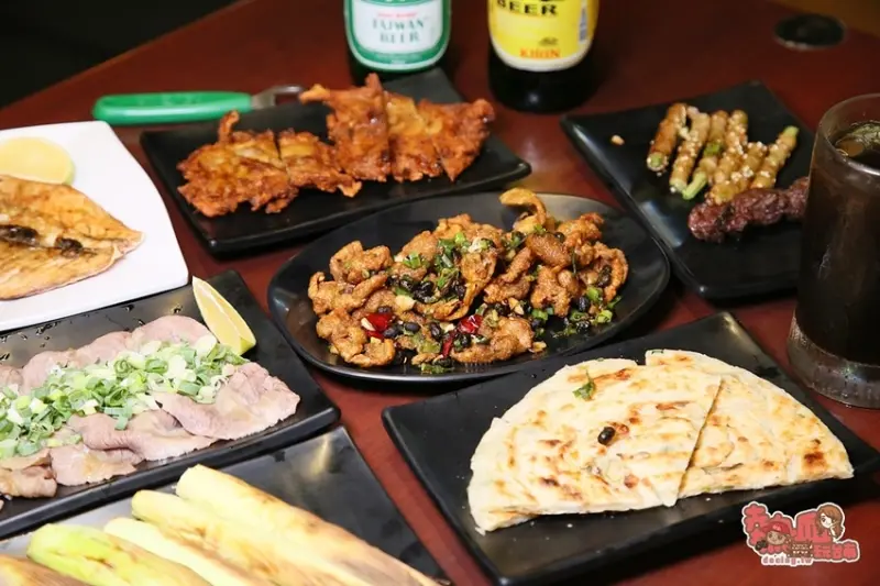 【台南美食】台式超人氣露天酒場，越晚人潮越滿！台南晚餐宵夜吃巧又吃飽的好去處：舞鶴燒烤 - 熱血玩台南。跳躍新世界