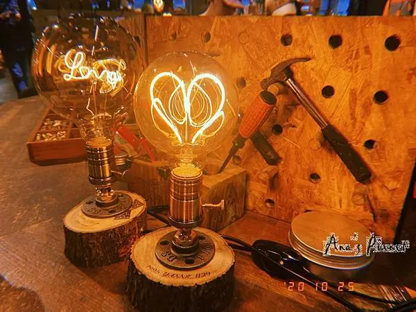 Hu Box 手作工業燈｜台北松菸誠品 🏵 回家直接供奉起來捨不得用 🏵