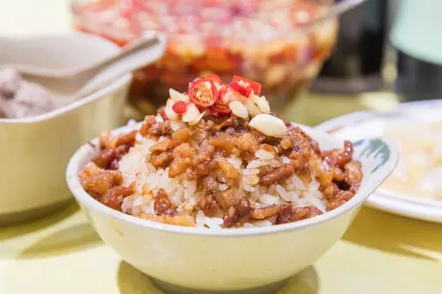 【台北捷運美食】【台北橋站美食】店小二魯肉飯.三重五大魯肉飯.辣椒魯肉飯粒粒分明太銷魂