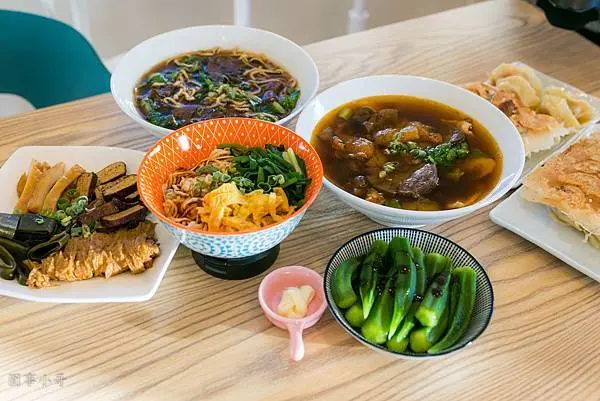 中壢青埔美食-山城亭，蕃茄牛肉麵與日式煎餃的絕妙搭配，跑來田中央吃也願意啊！