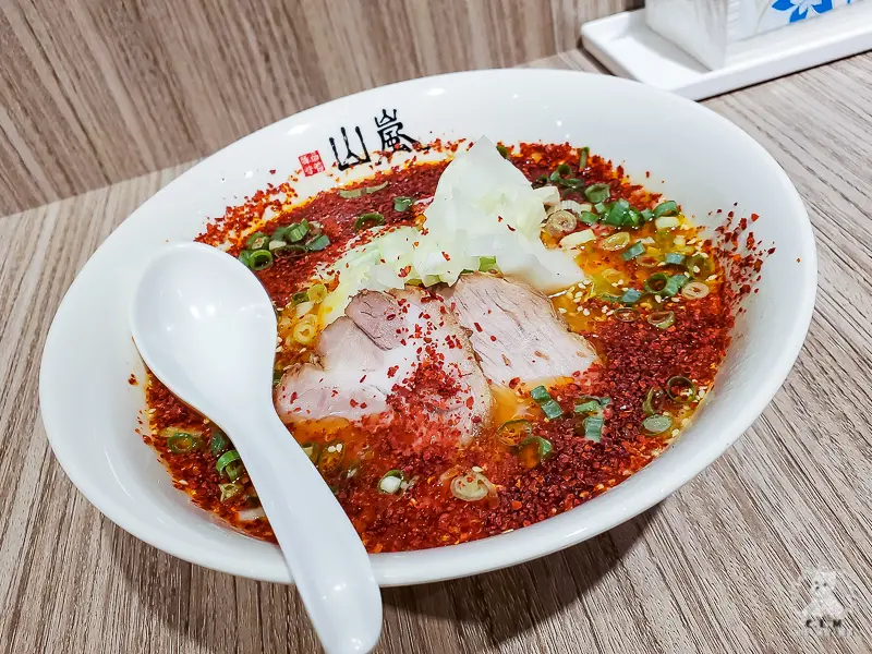 山嵐拉麵大安店｜台北大安站科技大樓站食記｜喜歡濃厚豬背油豚骨拉麵的朋友，強烈推薦這間 - 卡爾茗 C.L.M.