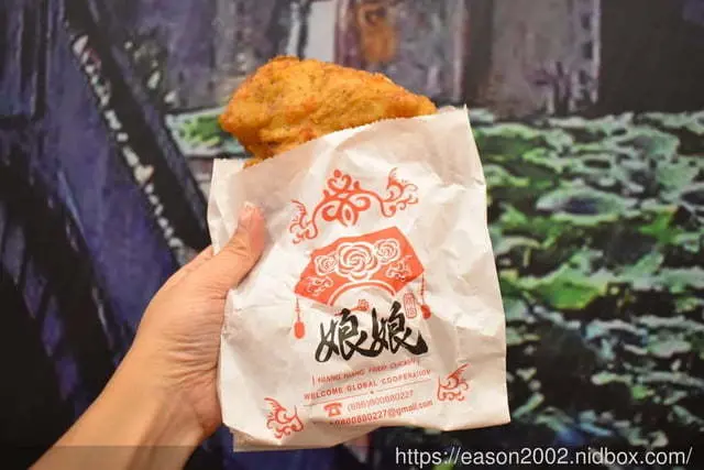 淡江大學美食。娘娘雞排，附設內用座位，雞排厚實又大塊，組合餐超划算