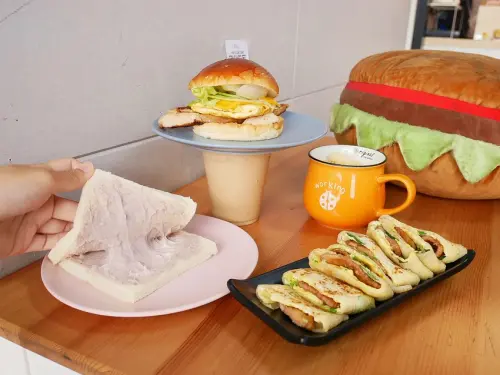 台中車站早午餐，超薄粉漿蛋餅口味多，份量很大夠飽足，還有自製漢堡跟貝果很推薦-米登丸口