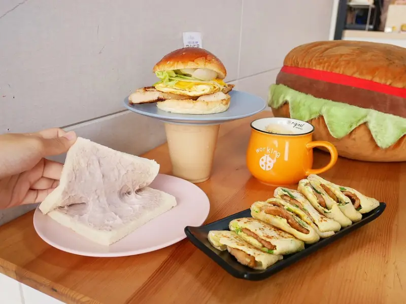 台中車站早午餐，超薄粉漿蛋餅口味多，份量很大夠飽足，還有自製漢堡跟貝果很推薦-米登丸口