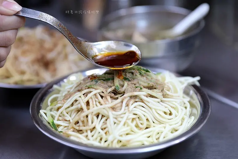 飄香40年老字號涼麵店！饕客必吃招牌酸菜鴨喝完還能免費續湯