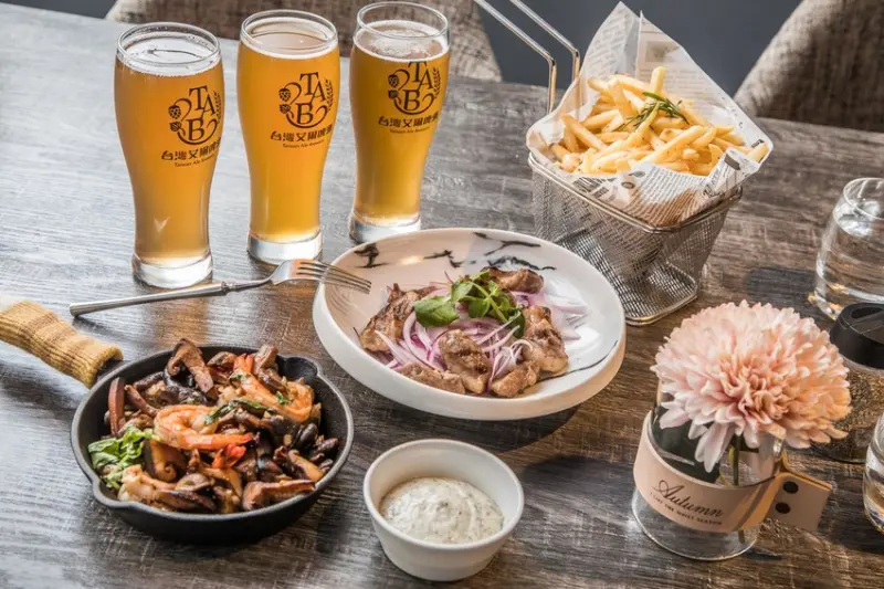 [台北美食]Olá C.C. Cafe & Eatery/精釀啤酒喝好喝滿，暢飲三小時只要150元！？ - 大手牽小手。玩樂趣