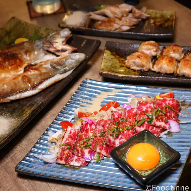 【炭吉郎居酒屋｜板橋居酒屋 』板橋宵夜 板橋的深夜食堂 串燒 酒類應有盡有｜人氣午仔魚一夜干、香酥烤麻糬、生牛肉必點 環狀線板新站美食 附菜單