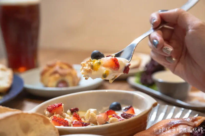 早午餐兼賣麵包甜點，點主餐免費招待麵包吃到飽！新竹巨城平價早午餐推薦格林小鎮 - ㄚ綾綾單眼皮大眼睛