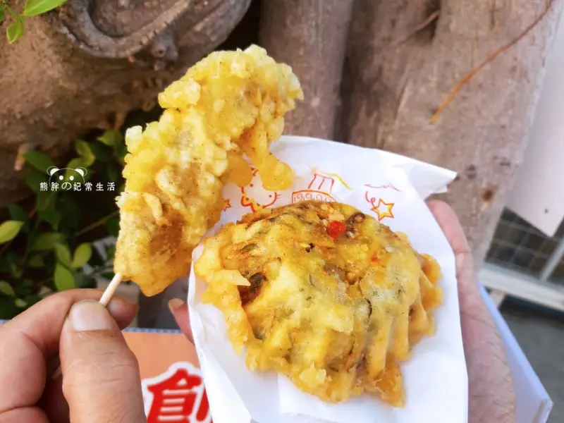 【苗栗通霄】東北香粑粑，白沙屯必吃美食，麵衣薄而酥脆，內餡飽滿豐富且多汁，獨家辣醬絕對必加，味道昇華一個層次，不吃會後悔