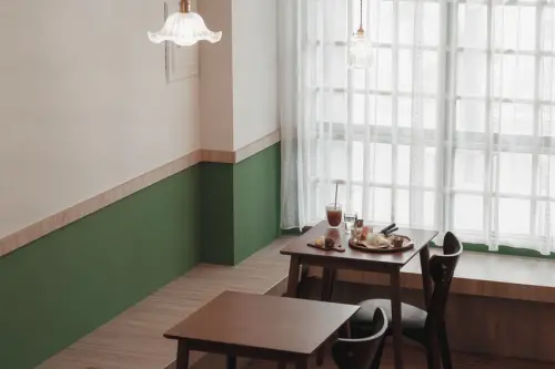 高雄，鼓山區｜木上·角食 農十六店｜二代店化身為小型麵包屋，以不緊不慢的節奏沈澱時間的滋味