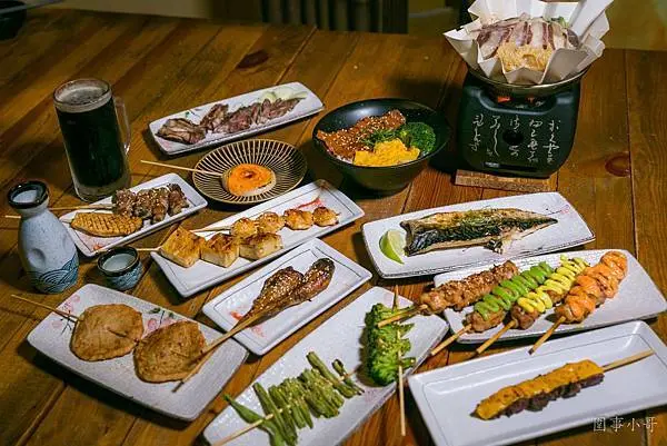 中壢前站美食-火鳥族X屋台串，下班小酌朋友聚餐的絕妙地點！各式美味串烤還有特別的紙火鍋呢！(邀約)