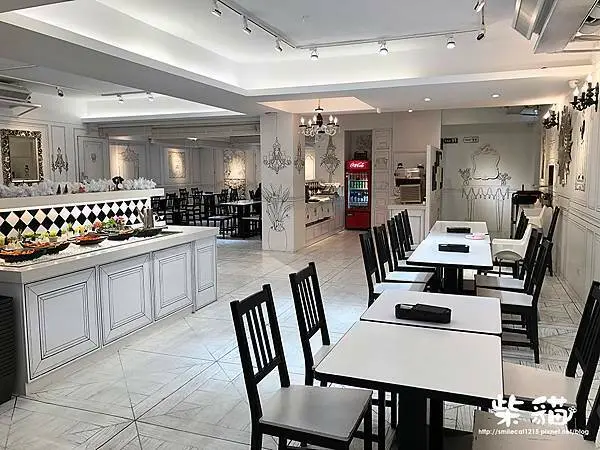 【台北】誠意滿點小菜自助吧~黑白風格拍好拍滿:::柴貓IN【台韓民國食堂】