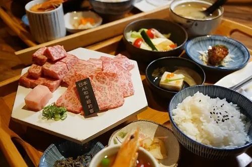 直播界和牛霸主賣定食，最便宜388元就吃得到，白飯、湯品和飲料還無限量供應！