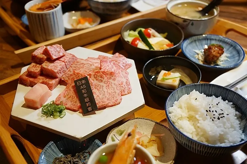 直播界和牛霸主賣定食，最便宜388元就吃得到，白飯、湯品和飲料還無限量供應！