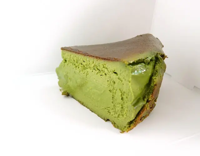 綠意盎然的完美比例，流心呼之欲出喲～小山園抹茶巴斯克《zomi cafe》
