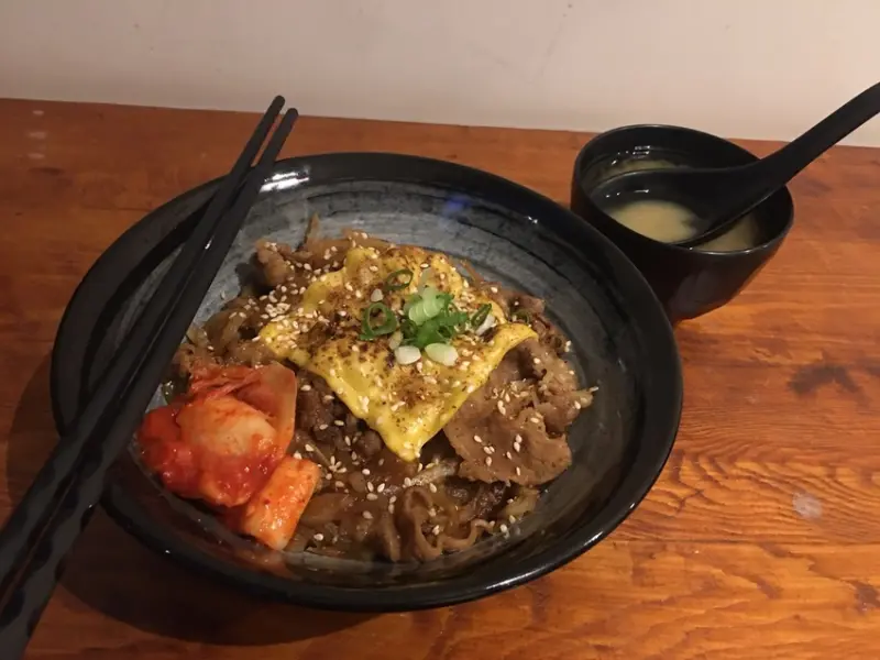 桃園龜山超人氣平價美味日式餐館—丼飯、烏龍麵、炸物專賣，學生族群最愛，初心食堂