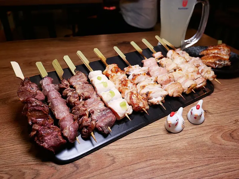 隆次郎燒鳥串燒-西門町串燒居酒屋，主打雞肉各部位的串燒! 很多外面吃不到的食材都能在這邊嚐鮮