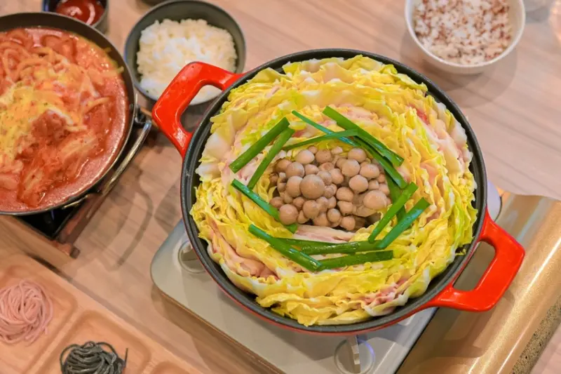 【台北韓國料理推薦】劉震川韓潮吧：像花一樣的花千歲千層琺瑯鑄鐵鍋物，新潮流韓式吃法，讓你越吃越健康！