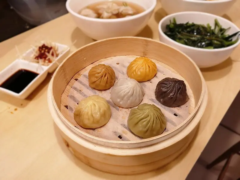 【新北板橋美食】小鮮肉創意湯包，六色湯包內餡鮮甜、咬下會爆汁，最愛起司&九層塔口味!(台北小籠湯包/板橋小籠湯包/捷運板橋美食)