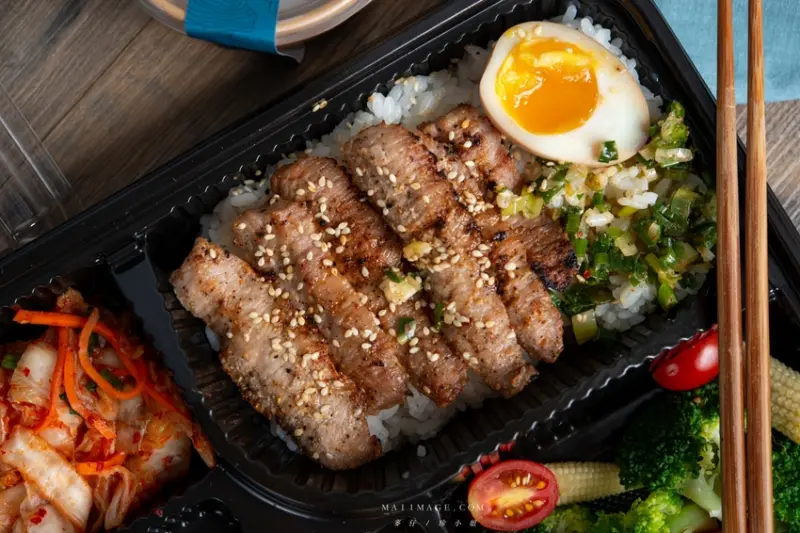 這一盒一解我的燒肉愁！『燒肉燒 x 剛剛雞翅吧』強強聯手燒肉便當。國民舅媽燒肉吃起來～台北市吉林路必訪燒肉店 @麥仔の攝影手札
