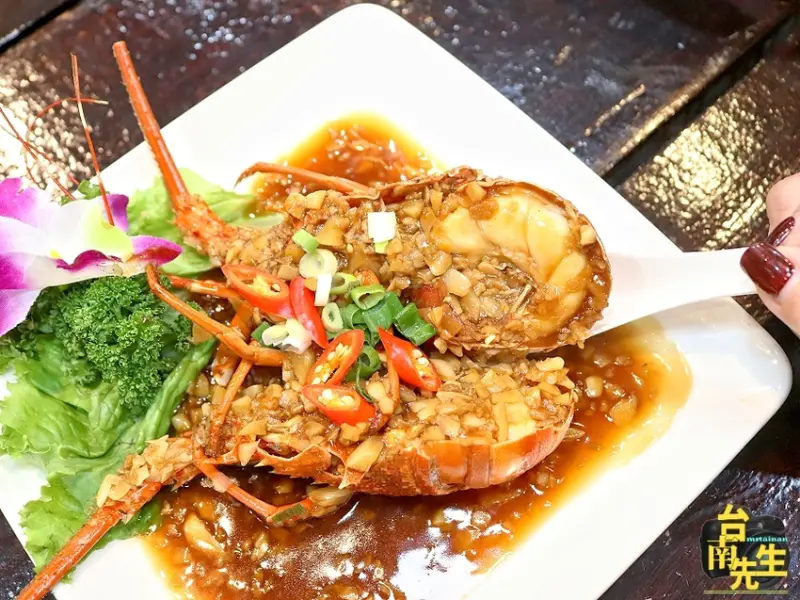 台南龍蝦海鮮餐廳／新鮮現撈野生龍蝦／各式龍蝦熱炒料理／活體水產批發零售／傍晚營業到凌晨／晚餐宵夜聚餐新選擇