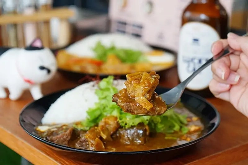 從攤車到店面，120元起讓你吃到不一樣的特調咖哩，激推重奶油雞肉跟歐風牛肉咖哩!!