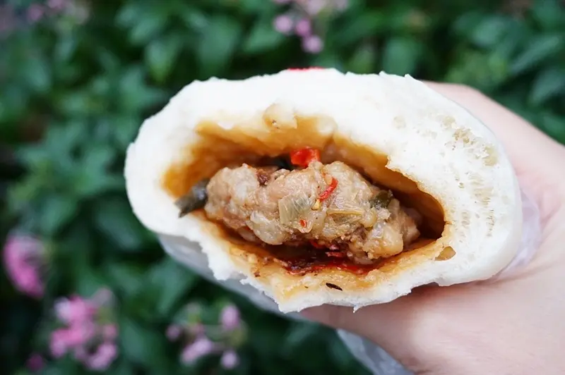 沒有在跟你客氣的辣味肉包，看的到辣椒，嚐的到辣度，吸附辣肉汁的麵皮吃起來超級過癮!!