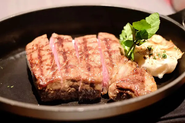 台北大直 D&C Bistro - 頂級紐約牛排好吃 馬鈴薯泥與蒜香蘑菇都很美味 