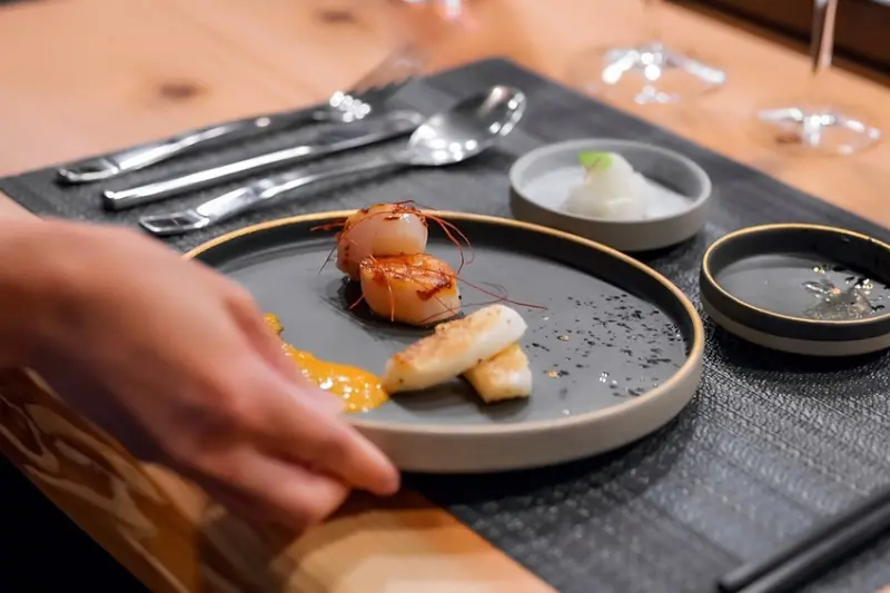 【羅東無菜單料理】奉鐵板 私廚無菜單料理：與好友們一起來品嚐宜蘭在地美味，享受一杯美酒的微醺。