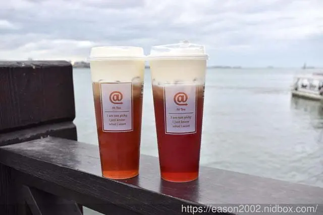 淡水手搖飲推薦。署茗職茶AtTea新北淡水店。優惠期間，指定商品第二杯半價。淡水老街手搖飲推薦