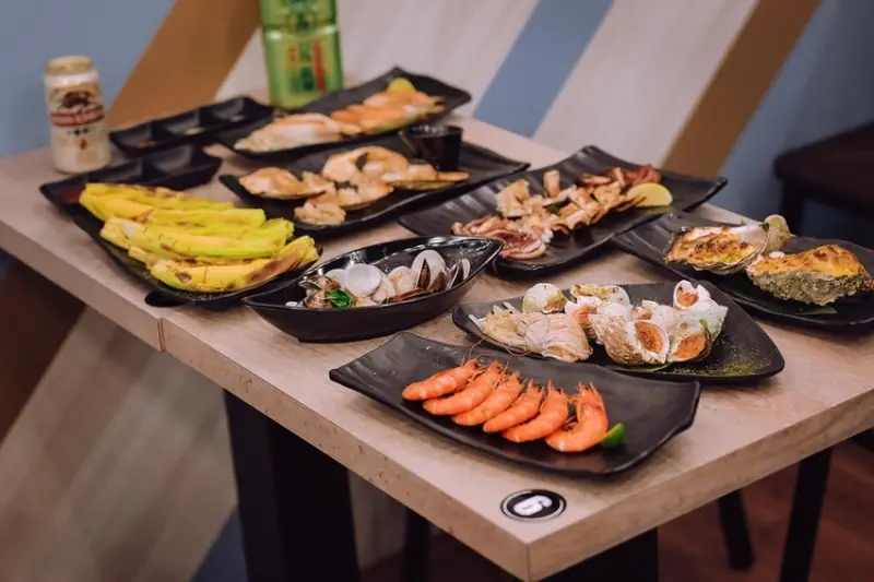 【樂華夜市必吃美食】大船百元海鮮燒烤：百元起跳平價優質海鮮，尚青！