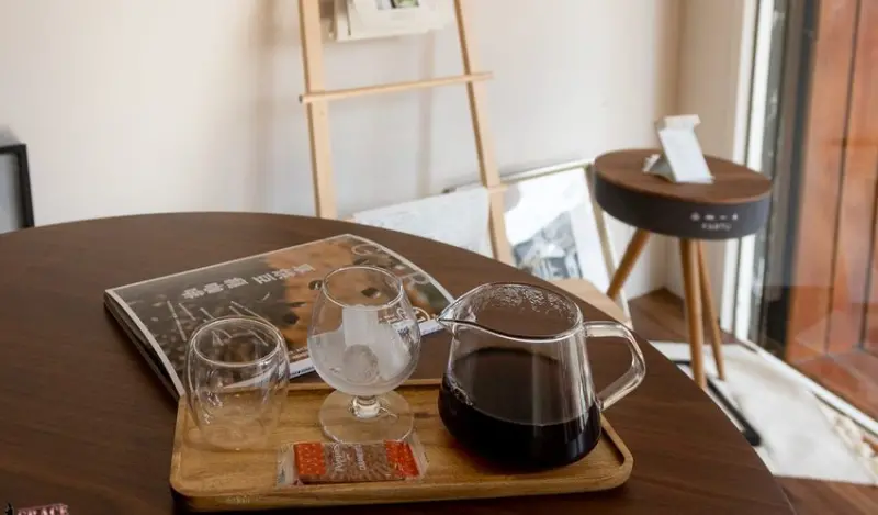 東勢街上新開的咖啡店，清新優雅的空間裡品一杯手沖咖啡