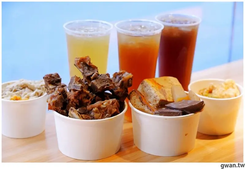 挑戰疊疊樂功力！主餐任你裝到滿，排骨、鴨血、臭豆腐堆高高竟然只要79元～