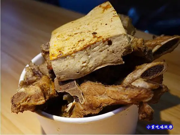 台中美食/東海必吃麻辣鴨血/CP值爆錶【麻入口】5種主食任您夾到滿裝到爆!只要銅板價~大杯飲品25元爽爽喝。平價滷味!麻辣臭豆腐界蒙古烤肉fu(自助式取餐/食記+菜單)